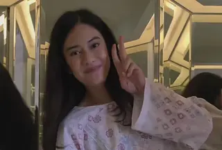 Dian juga mengenakan setelan modest bermotif dari atasan lengan panjang dipadukan celana panjang motif dan warna senada. [@therealdisastr]