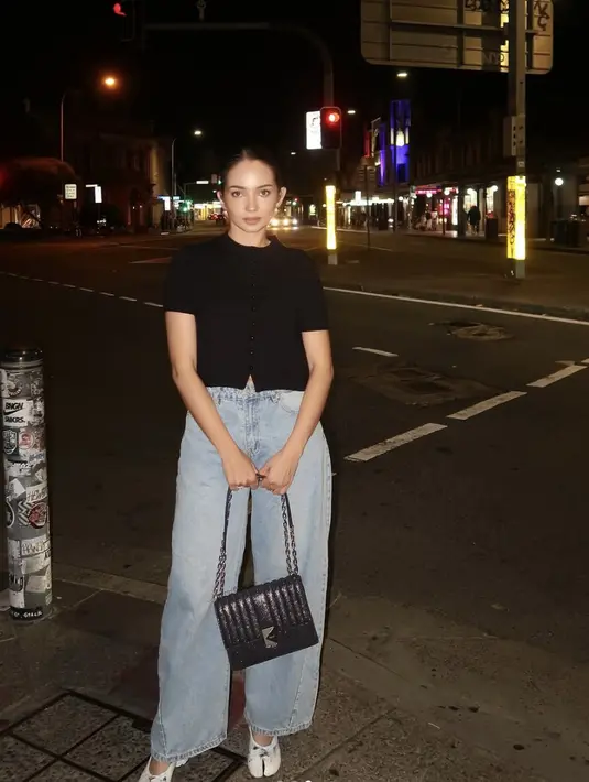 Gaya minimalis enzy berhasil hadirkan kesan maksimalis.  [foto: Instagram/ Enzy Storia]