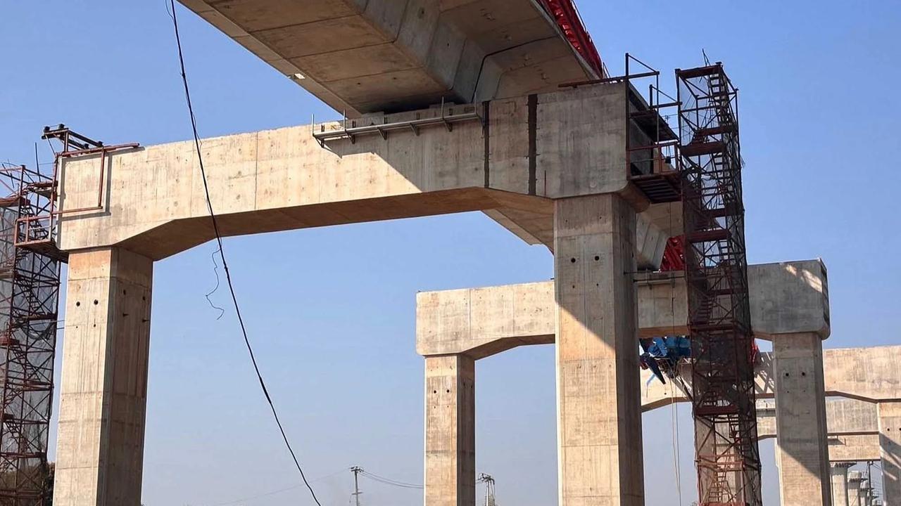 FOTO: Crane Konstruksi Jatuh Timpa Kereta Penumpang di Thailand
