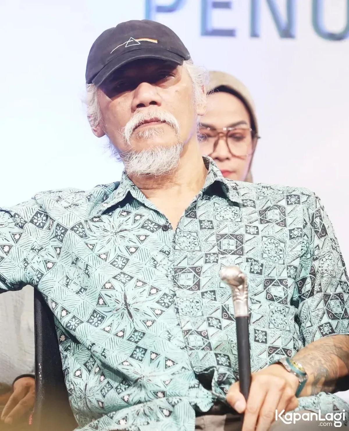 Kondisi Tio Pakusadewo Membaik, Dewi Perssik Berharap Bisa Main Film Bareng