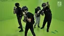 Pengunjung saat bermain Sandbox VR Experience di Lotte Shopping Avenue, Jakarta, Rabu (6/3).   Permainan ini untuk menghadirkan pengalaman bermain di dunia digital menggunakan teknologi canggih VR. (merdeka.com/Iqbal S. Nugroho)