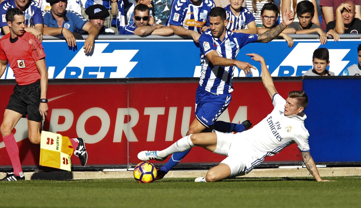 Gelandang Real Madrid, Toni Kross (kanan) saat menghadang pemain Alaves, Einar Galilea pada lanjutan La Liga Spanyol di Mendizorroza stadium, Vitoria, (29/10/2016). (EPA/Adrian Ruis Del Hierro)
