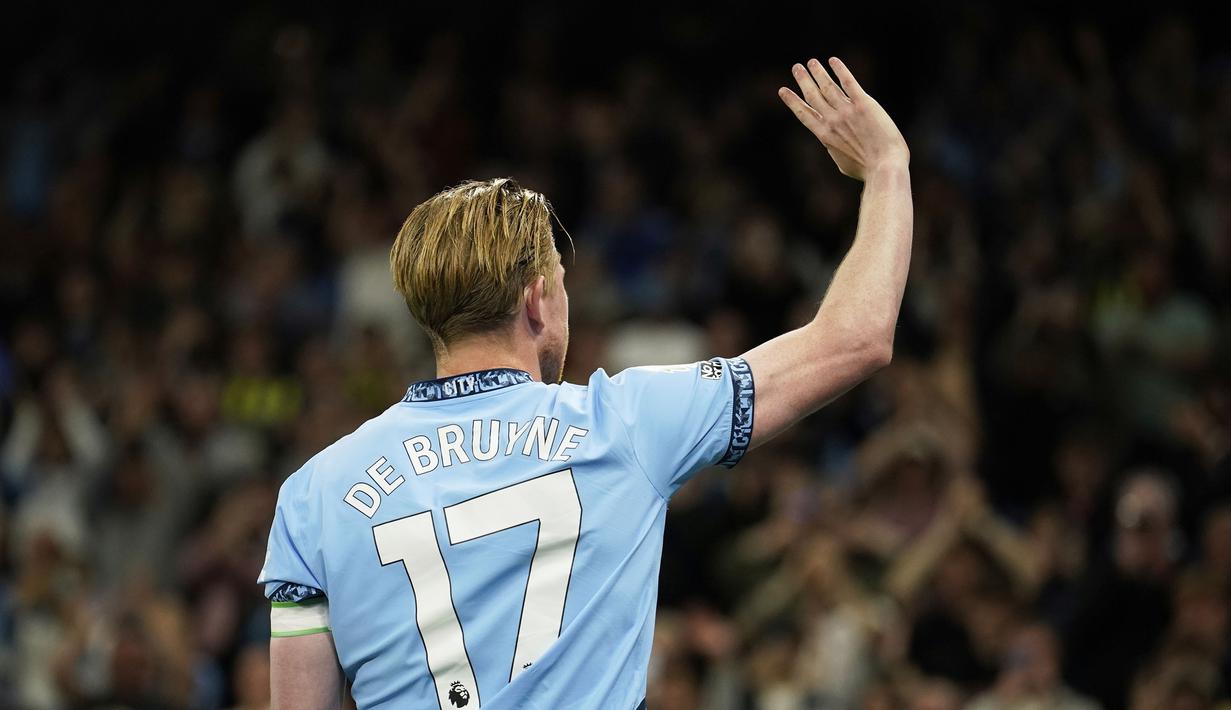 Pemain Manchester City, Kevin De Bruyne melambaikan tangan kepada para fans setelah laga pekan ke-37 Liga Inggris 2024/2025 melawan Bournemouth di Etihad Stadium, Manchester, Inggris, Selasa (21/05/2025) waktu setempat. (AP Photo/Dave Thompson)