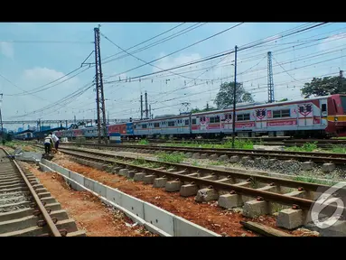 Pekerja sedang menyelesaikan pembuatan jalur  rel kereta di Stasiun Manggarai, Jakarta, Jumat (22/8/2014) (Liputan6.com/Faizal Fanani)