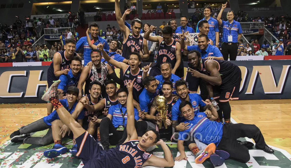 Para pemain Pelita Jaya merayakan gelar juara IBL 2017 usai menaklukkan Satria Muda 72-62 di GOR Britama Arena, Jakarta, Minggu (7/5/2017). PJ menang 2-1 atas Satria Muda. (Bola.com/Vitalis Yogi Trisna)