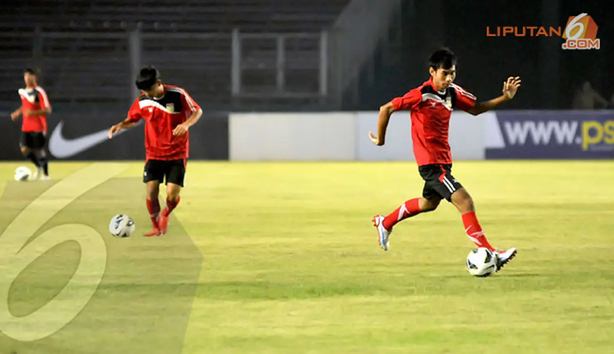 Pemain Laos U19 juga melatih passing bola saat berlatih jelang laga perdana kualifikasi Piala AFC di Stadion GBK Jakarta (Liputan6.com/Helmi Fithriansyah)