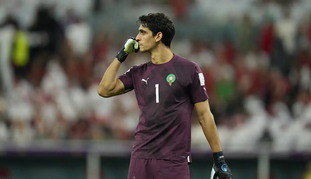 <p>Kiper Maroko,&nbsp;Yassine Bounou saat laga 16 besar Piala Dunia 2022 melawan Spanyol yang berlangsung di Education City Stadium, Selasa (06/12/2022). (AP/Julio Cortez)</p>
