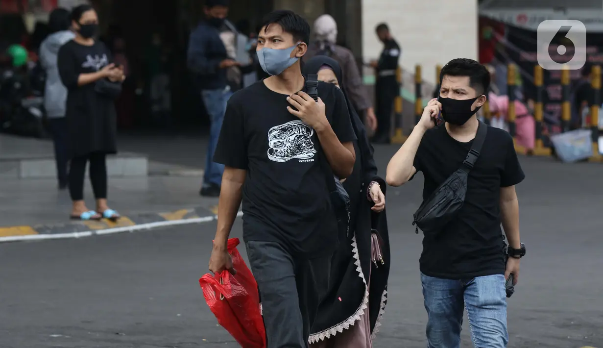 Warga berjalan di kawasan Pasar Blok A Tanah Abang, Jakarta, Selasa (1/9/2020). Angka positivity rate atau persentase kasus positif COVID-19 di Jakarta dalam sepekan terakhir sebesar 9,8 persen, angka ini melebihi standar WHO yang tidak lebih dari 5 persen. (Liputan6.com/Helmi Fithriansyah)