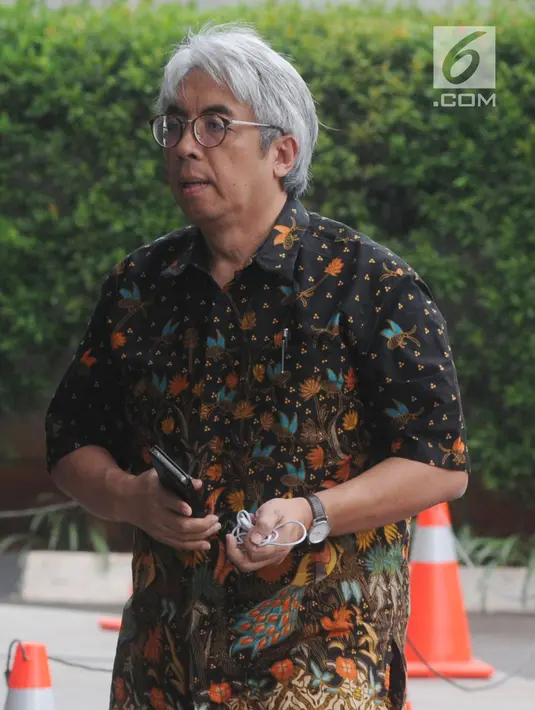 Akademisi dan pegiat antikorupsi Imam Prasodjo tiba untuk melakukan pertemuan dengan Pimpinan KPK, Jakarta, Rabu (16/5). Pertemuan tertutup tersebut membahas setrategi pencegahan korupsi di indonesia. (Merdeka.com/Dwi Narwoko)