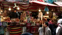Sejumlah pedagang kurma menunggu pembeli di sebuah pasar di kota tua Sanaa, Yaman, Sabtu (11/5/2019). Kurma menjadi salah satu pilihan umat muslim sebagai menu buka puasa di bulan suci Ramadan. (Photo by Mohammed HUWAIS / AFP)