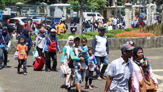 Libur Panjang, Warga Padati Kawasan Kebun Binatang Ragunan