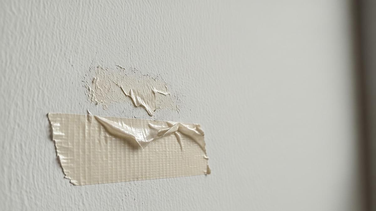 Cara Menghilangkan Bekas Lakban di Dinding, Ampuh Tanpa Merusak Cat