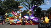 Seorang warga berfoto di kendaraan karnaval sebelum dimulainya Karnaval Kemerdekaan Pesona Parahyangan 2017 di sekitar Gedung Sate, Bandung, Sabtu (26/8). Karnaval ini merupakan rangkaian dan penutupan HUT Kemerdekaan RI ke-72. (Liputan6.com/Johan Tallo)