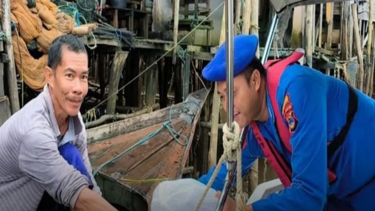 Polairud Tanah Laut Salurkan Sembako untuk Nelayan Pesisir, Ringankan Beban Ekonomi di Bulan Ramadan