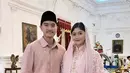 Adapun gaya abaya dengan nuansa pink kian istimewa saat berpadu dengan kerah Shanghai.  [Foto: Instagram/ Erina Gudono]
