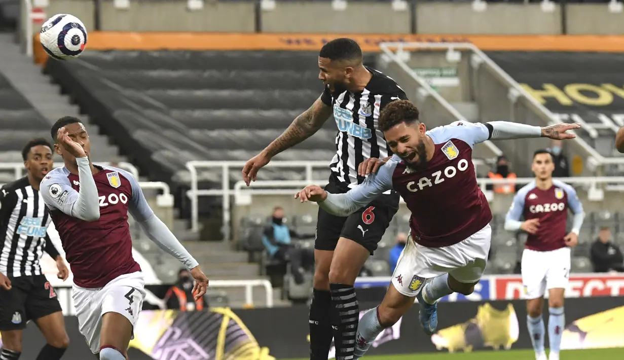 Bek Newcastle United, Jamaal Lascelles (kedua dari kanan) melepaskan sundulan yang berbuah gol penyeimbang 1-1 ke gawang Aston Villa dalam laga lanjutan Liga Inggris 2020/2021 pekan ke-28 di St. James' Park, Jumat (12/3/2021). Newcastle  bermain imbang 1-1 dengan Aston Villa. (AP/Stu Forster/Pool)