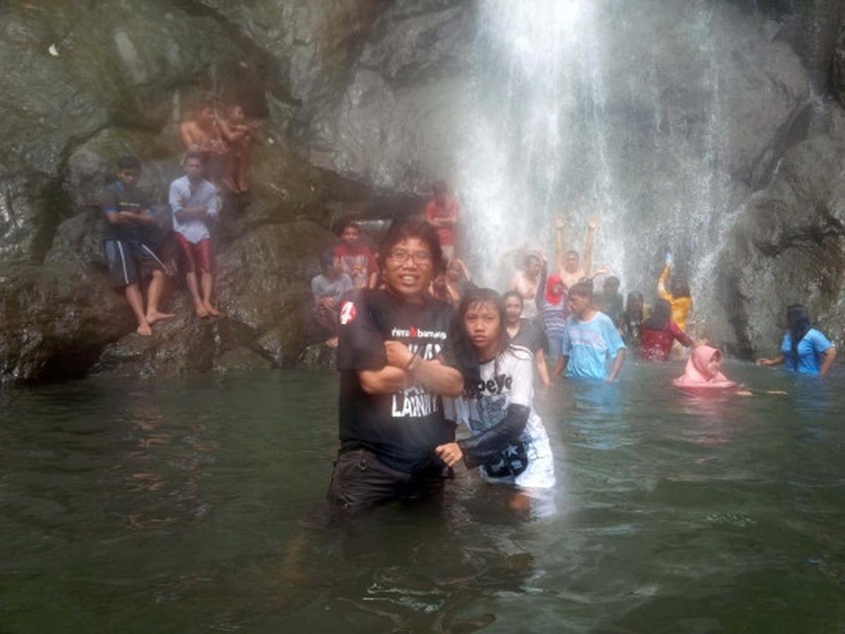 Keceriaan wisatawan mandi di bawah Air Terjun Sedudo sebelum longsor