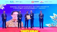 Direktur Sido Muncul, Irwan Hidayat menerima "ASEAN Outstanding Entrepreneur Lifetime Achievement Award". Penghargaan diserahkan dalam acara The 2023 ASEAN Leadership &amp; Partnership - Forum Dinner &amp; Awards Ceremony di Jakarta. (Istimewa)