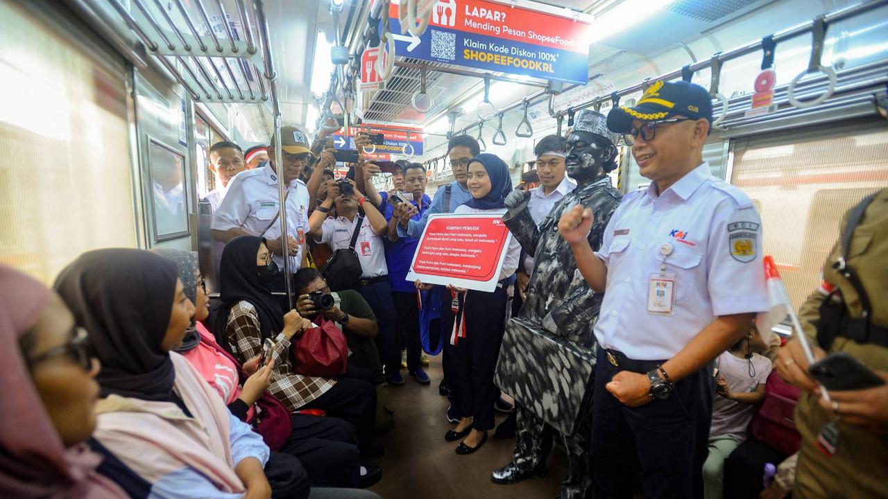 Peringatan Sumpah Pemuda di KRL Commuter Line