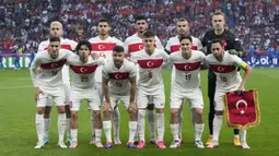 Para pemain starting XI Timnas Turki berfoto bersama jelang menghadapi Timnas Belanda pada laga perempatfinal Euro 2024 di Olympiastadion, Berlin, Jerman, Sabtu (6/7/2024). (AP Photo/Antonio Calanni)