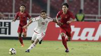 Striker Indonesia, Hanis Saghara, berebut bola dengan pemain Uni Emirat Arab (UEA), Mansor Ibrahim, pada laga AFC di SUGBK, Jakarta, Rabu (24/10/2018). Indonesia menang 1-0 atas UEA. (Bola.com/M Iqbal Ichsan)