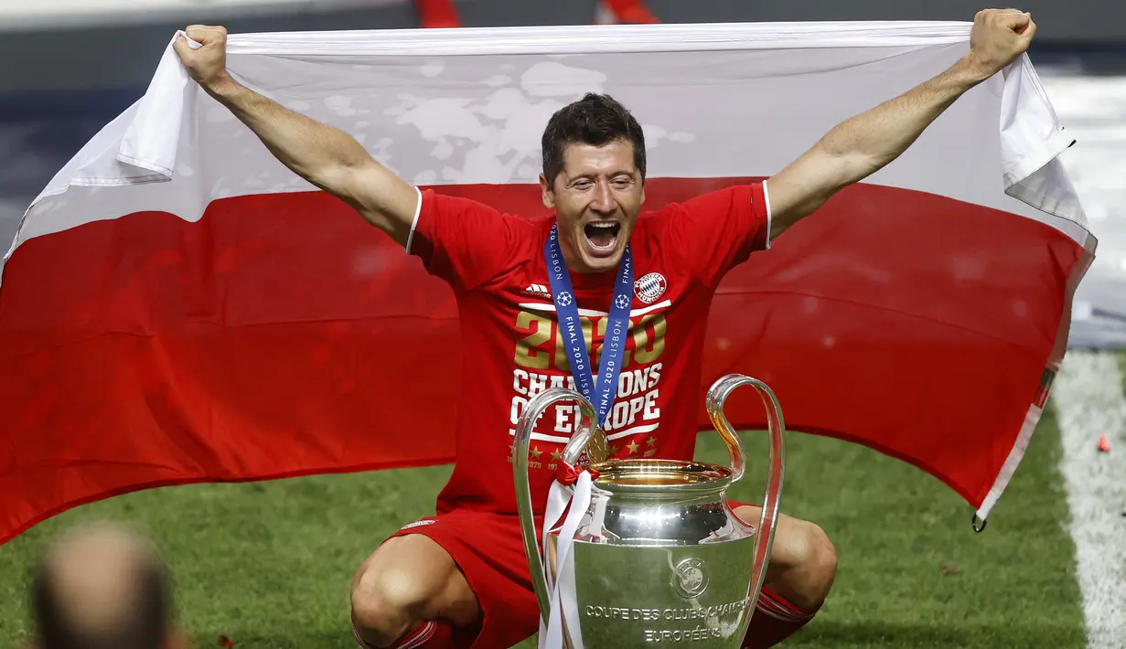 Robert Lewandowski. Striker Bayern Munchen ini membawa timnya meraih treble winners pada musim 2019/2020. Dengan kontribusi besarnya, ia pun sangat diunggulkan meraih Ballon d'Or edisi 2020. Apa daya, Ballon d'Or 2020 ditiadakan akibat pandemik COVID-19. (AFP/Pool/Matthew Childs)