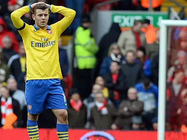 Gelandang Arsenal asal Inggris Jack Wilshere (kiri) kecewa saat laga pertandingan sepak bola Liga Premier Inggris antara Liverpool melawan Arsenal di Anfield, Liverpool, Sabtu (8/2/14). (Foto: AFP/Andrew Yates)