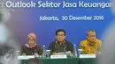 Ketua OJK, Muliaman Hadad saat konferensi pers, Jakarta, Jumat (30/12). Tingkat kesehatan lembaga jasa keuangan juga masih dalam kondisi terjaga yang didukung tingkat permodalan yang tinggi dan likuiditas yang memadai. (Liputan6.com/Angga Yuniar)