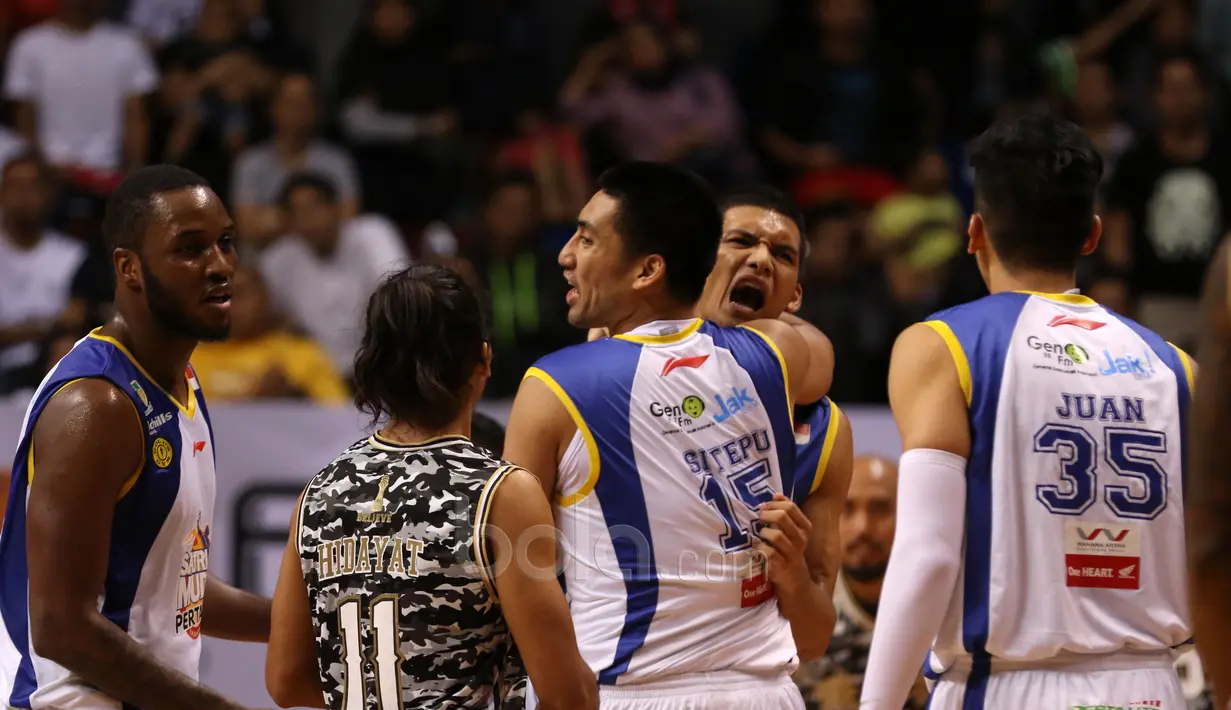 Ekspresi pemain Satria Muda, Kevin Sitorus (2kanan) usai melakukan tembakan tiga poin saat melawan CLS Knights pada laga semifinal IBL di Britama Arena, Kelapa Gading, Jakarta, Minggu (23/4/2017). Satria Muda menang 74-69. (Bola.com/Nicklas Hanoatubun)