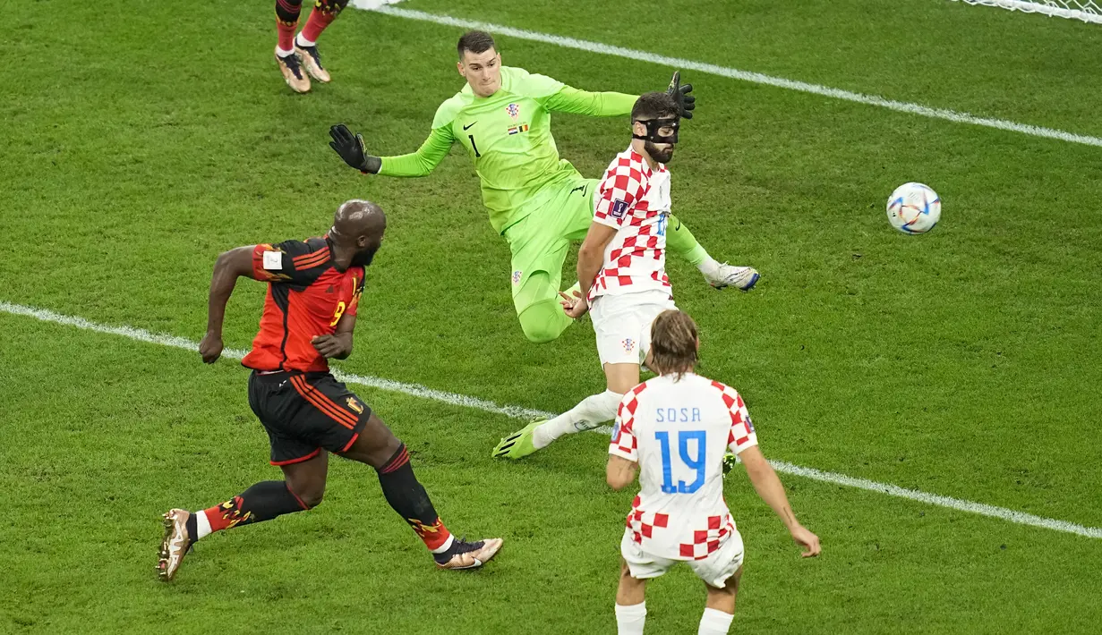 <p>Benar saja, Romelu Lukaku beberapa kali berhasil menjadi momok menakutkan di kotak penalti Kroasia. (AP/Ebrahim Noroozi)</p>