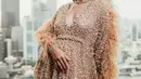 Dengan tampilan semi wet look, lagi-lagi Luna Maya lengkapi busana dengan aksesoris dari Bulgari [@lunamaya]