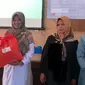 drh Riko Meirizal Kabid Prasarana dan Sarana Peternakan Dinas Peternakan dan Kesehatan Hewan Provinsi Jawa Tengah saat serahkan bantuan makanan bergizi cegah stunting kepada masyarakat di Kecamatan Batur, (Istimewa)