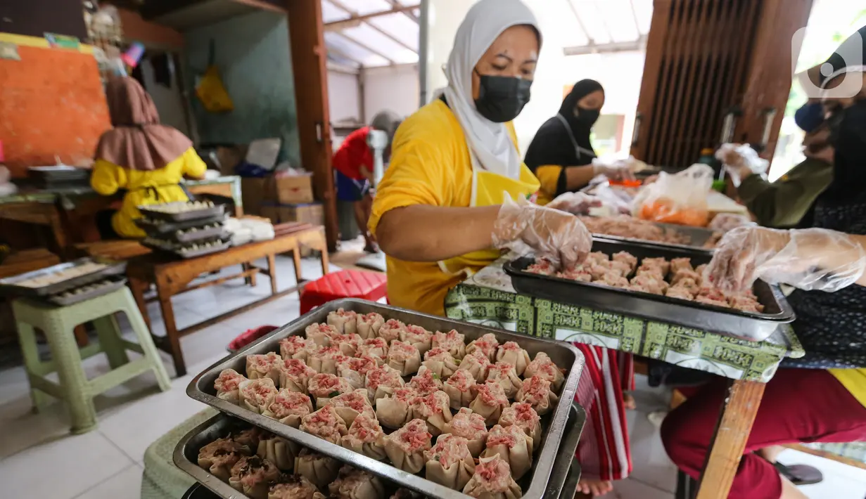 Karyawan membuat dimsum di Griya Dimsum Bunda Imoet, Serua, Tangerang Selatan, Rabu (9/2/2022). Dibutuhkan 5 kuintal adonan daging ayam per hari untuk membuat dimsum guna memenuhi pasar kuliner dari Jabodetabek, Lampung hingga Jawa Tengah. (Liputan6.com/Fery Pradolo)