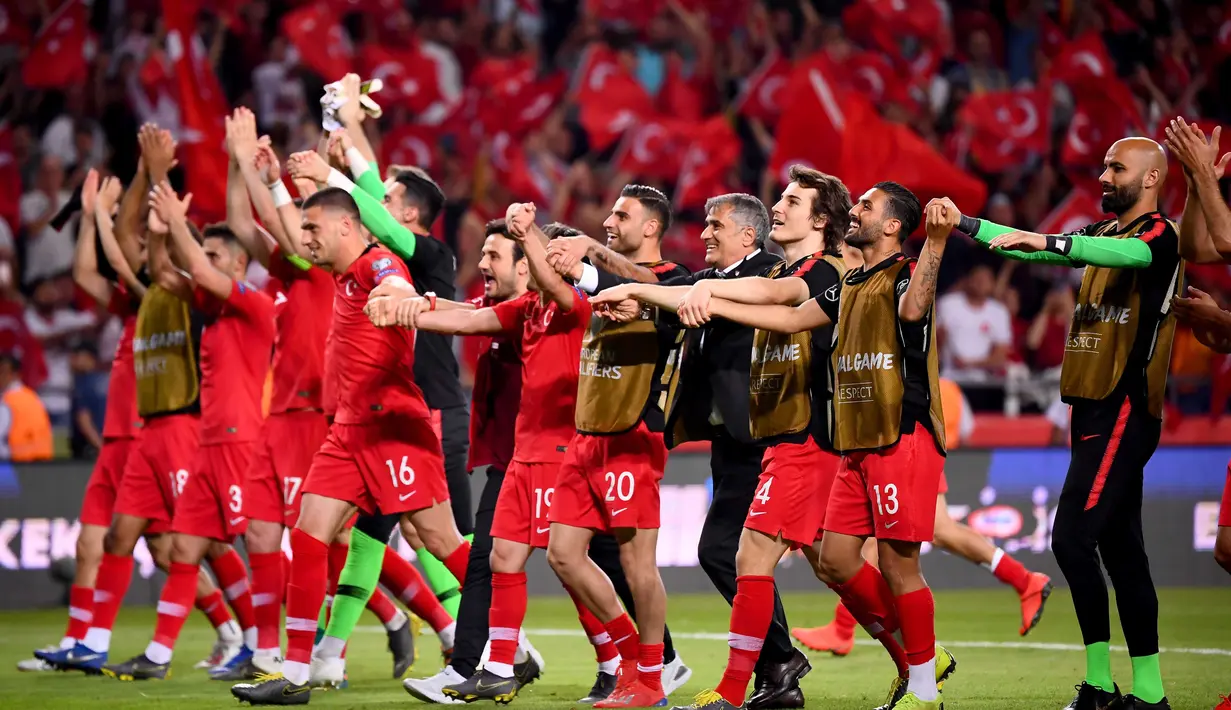 Para pemain Turki merayakan kemenangan atas Prancis pada laga kualifikasi Piala Eropa 2020 di Stadion Buyuksehir Belediyesi, Minggu (9/6). Turki menang 2-0 atas Prancis. (AFP/Franck Fife)