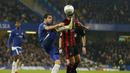 Aksi pemain Chelsea, Cesc Fabregas menghalau bola dari sundulan pemain AFC Bournemouth, Andrew Surman pada laga perempatfinal Piala Liga Inggris di Stamford Bridge stadium, London, (20/12/2017). Chelsea menang 2-1. (AP/Alastair Grant)