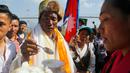 Pendaki asal Nepal, Kami Rita Sherpa disambut oleh istrinya di bandara di Kathmandu, Nepal, Sabtu (25/5/2019). Kami merupakan penduduk asli Desa Thame yang terletak di dekat Gunung Everest. (AP Photo/Niranjan Shrestha)