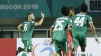 Striker PSS Sleman, Cristian Gonzales, merayakan gol ke gawang Semen Padang pada laga Liga 2 di Stadion Pakansari, Jawa Barat, Selasa (4/12). PSS menang 2-0 atas Semen Padang. (Bola.com/M. Iqbal Ichsan)