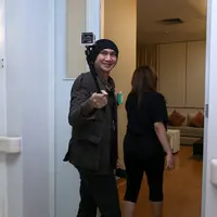 Tiba giliran periksa, Anji mengantar Wina sampai ke kamar periksa. (Galih W. Satria/ Bintang.com) 