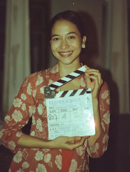 Cantiknya Putri Marino mengenakan kebaya saat berperan di film Losmen Bu Broto. Di foto ini, Putri Marino terlihat mengenakan kebaya kutu baru berwarna merah dengan motif bunga putih. [Foto: Instagram/putrimarino]