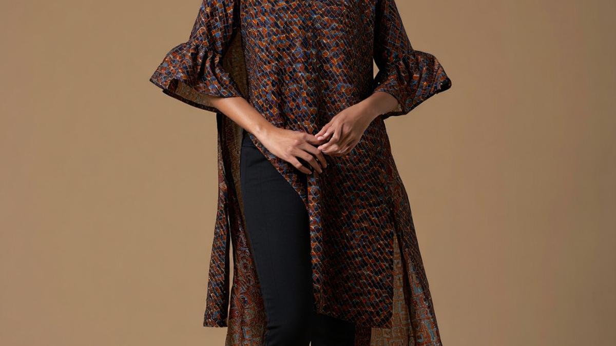 7 Pilihan Model Tunik Batik Belah Panjang Terpopuler, Anggun &amp; Trendy di Segala Acara