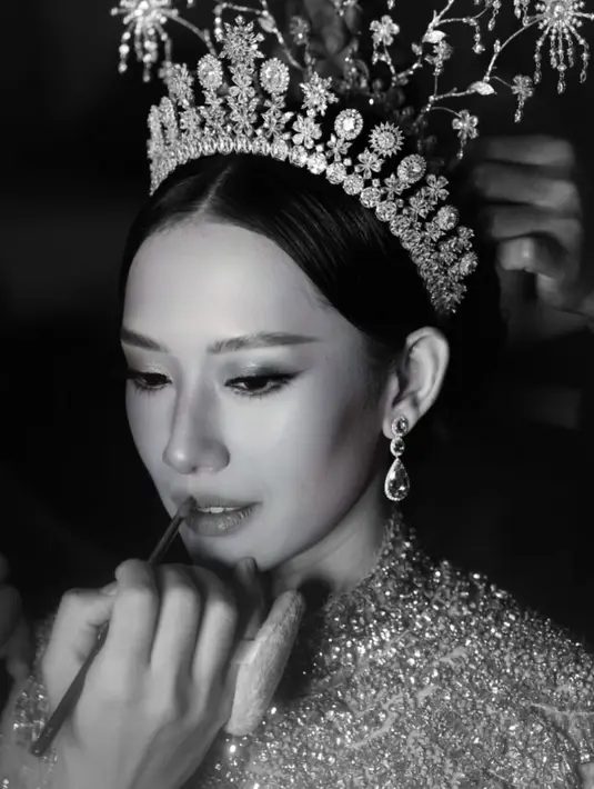 Tampilan Athina makin mewah dengan mahkota emas dan berlian dari Rinaldy A. Yunardi dan anting permata [@theleonardi]