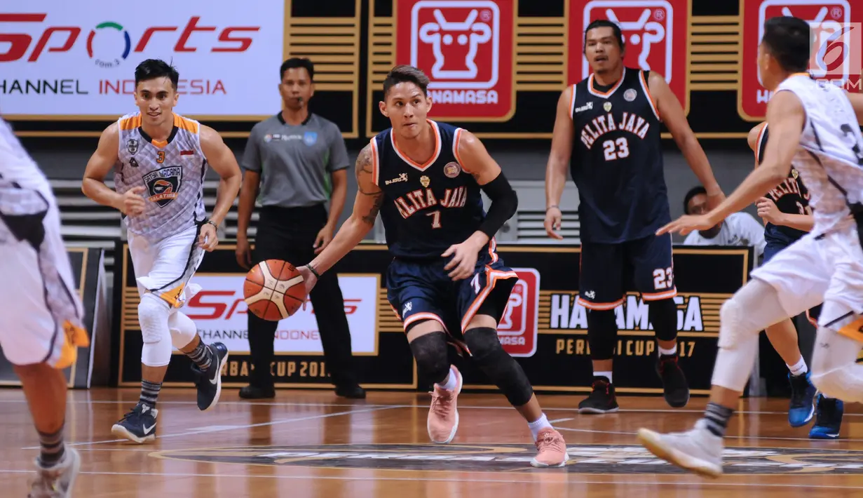 Pemain Pelita Jaya, Daniel Timothy Wenas (tengah) mencoba menembus pertahanan pebasket Satya Wacana Salatiga pada laga Perbasi Cup 2017 di Britama Arena, Jakarta, Senin (6/11). Pelita Jaya unggul 92-46. (Liputan6.com/Helmi Fithriansyah)