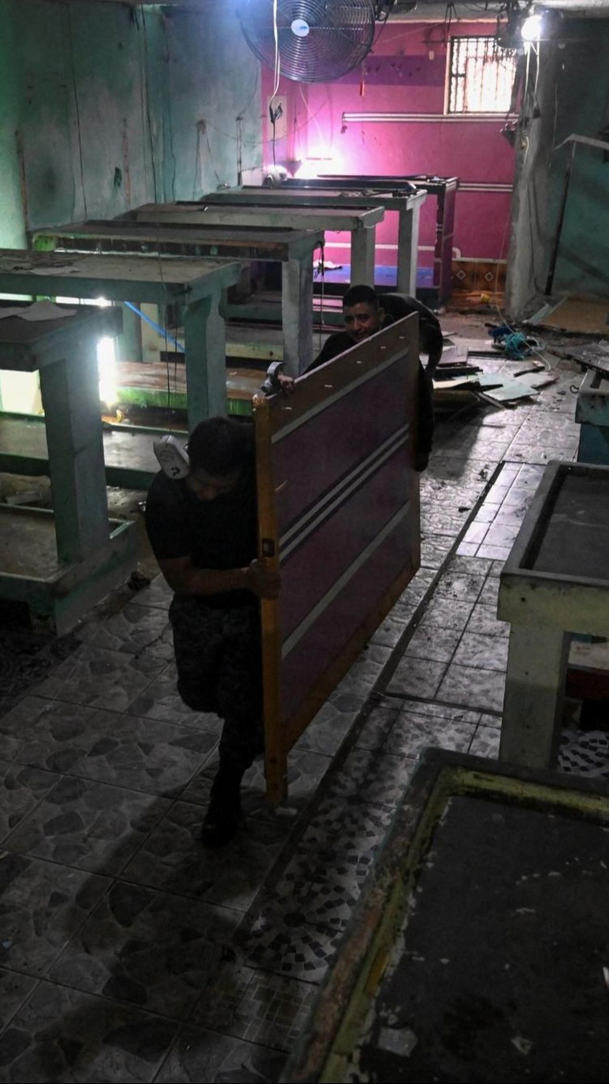 Saat pembongkaran dilakukan di ruangan sel tahanan, polisi menemukan barang-barang yang mengejutkan.&nbsp;Foto: JOHAN ORDONEZ / AFP