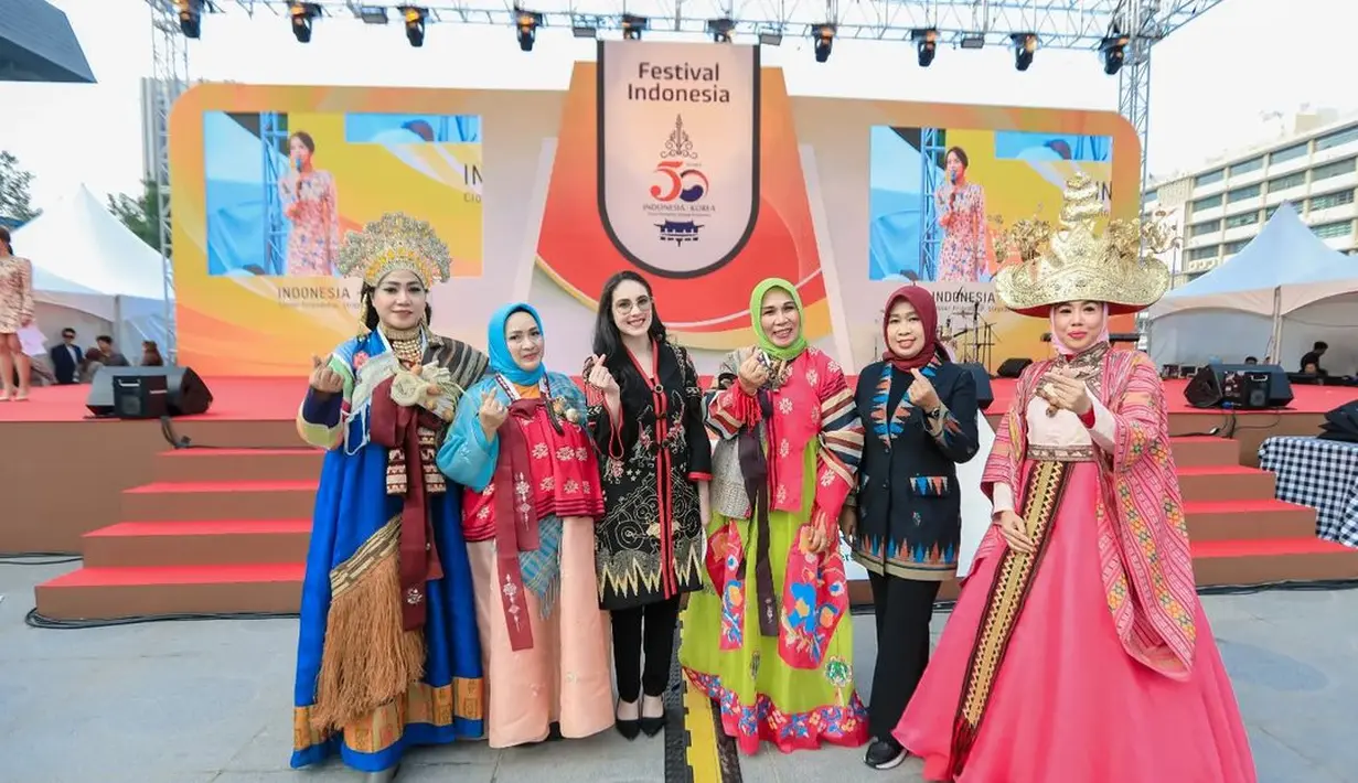 Saat pameran batik di Seoul, Arumi kenakan batik hitam merah sebagai outer [@arumibachsin_94]