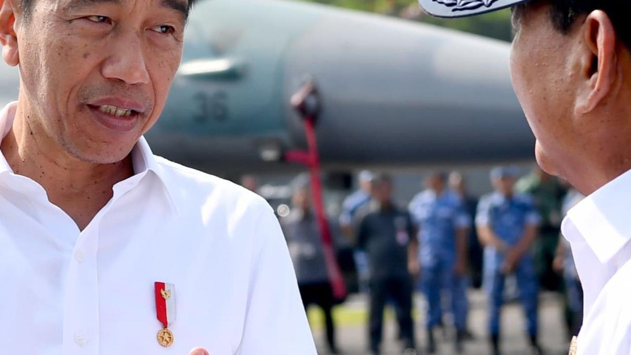 Momen Jokowi dan Prabowo Meneropong Pesawat Tempur di Pangkalan TNI AU Iswahjudi Jatim