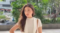 Sebagai outfit kasual, Natasha Wilona memadukan knit shirt denga pleated pants dan vest berwarna putih. Sebagai sentuhan akhir, Natasha mengenakan crossbody bag Gucci hasil kolaborasi dengan Disney.