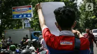 Buruh menggelar unjuk rasa di depan Kantor PT Indomarco Prismatama (Indomaret), Jakarta Utara, Kamis (27/5/2021). Aksi ini bagian dari upaya boikot Indomaret yang diserukan Federasi Serikat Pekerja Metal Indonesia (FSPMI) dan Konfederasi Serikat Pekerja Indonesia (KSPI). (Liputan6.com/Faizal Fanani)