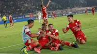 Para pemain Persis Solo melakukan selebrasi untuk merayakan gol yang dicetak Moussa Sidibe ke gawang Persebaya Surabaya pada pertandingan pekan ke-22 BRI Liga 1 2024/2025 di Stadion Manahan, Solo, Jumat (7/2/2025). (Bola.com/Radifa Arsa)