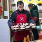 Warga lokal Kota Kuno Zhongshan membuat makanan tradisional untuk merayakan Tahun Baru Imlek di Distrik Jiangjin, Chongqing, China, Jumat (17/1/2020).  (Xinhua/Liu Chan)