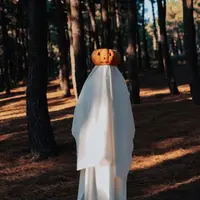Para penggemar dunia supranatural menunggu destinasi menegangkan yang menarik pada halloween (Foto: Pexels.com)